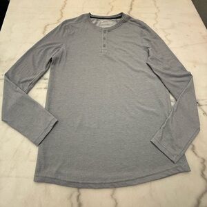 Under Armour Men's Gray Long Sleeve Henley Shirt Like New!